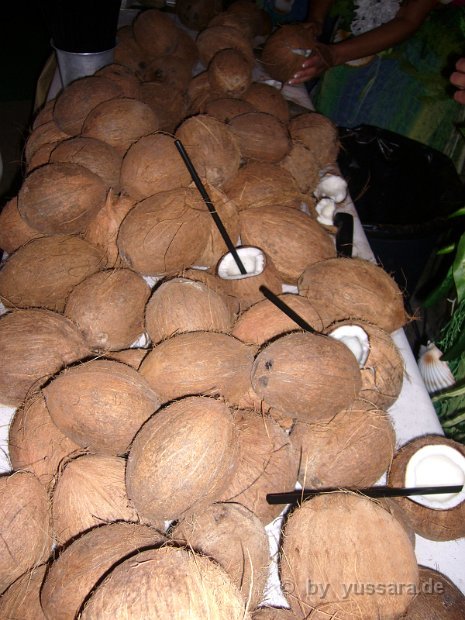 Das Highlight, traditionelles Kokosnuss öffnen zur Begrüßung ihrer Gäste (3)